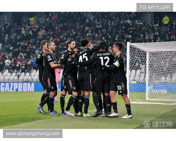 博努奇社交媒体发文引关注：慈善赛飞铲争议后与霍顿合影互动(2)